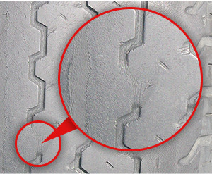 摩耗して溝がない状態