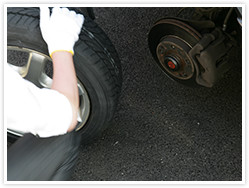 ジャッキアップしてタイヤをはずします。