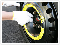 正しくスペアタイヤを装着し、ナットを軽く締めます。