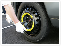 ジャッキをおろして、ナットを完全に締めます。